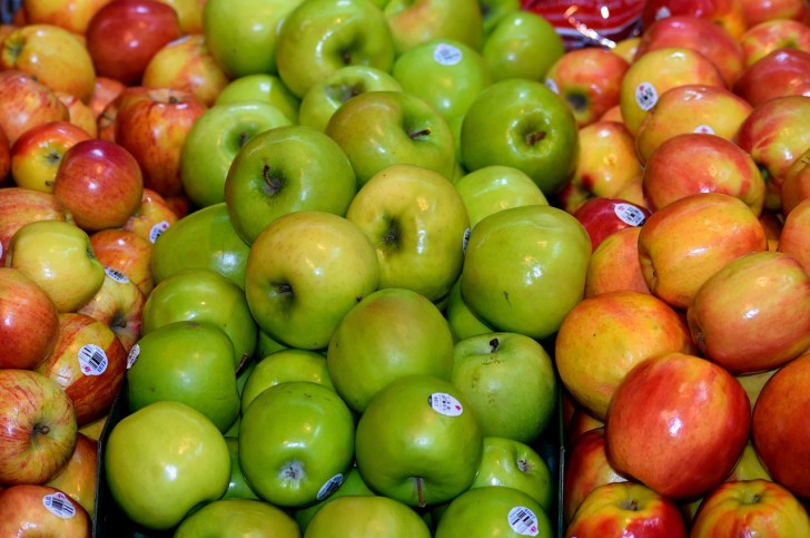 Les autocollants apposés sur les fruits et légumes dans les supermarchés sont apparus dans les années 1990 pour cette raison