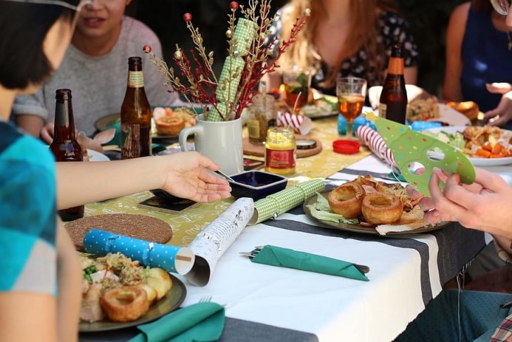 Quali domande evitare per non rendere imbarazzante una cena tra amici?