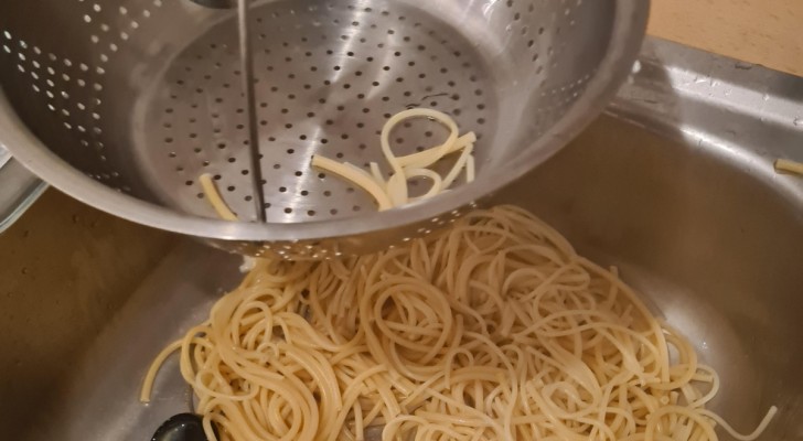 Come eliminare la pasta avanzata senza gettarla nel lavandino? Le migliori soluzioni