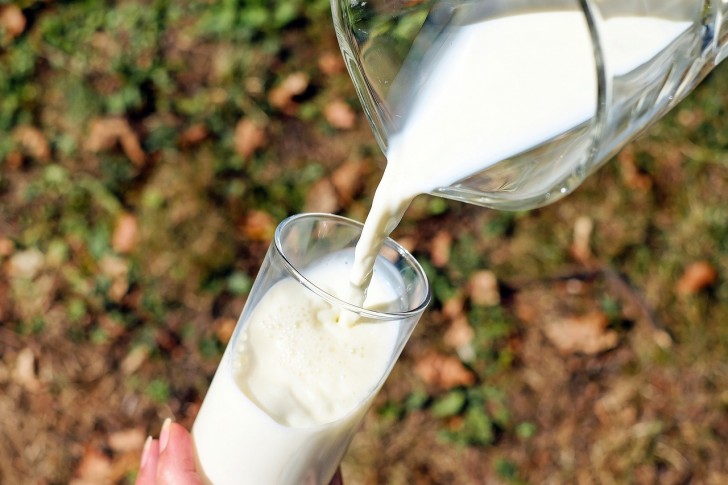 Mjölken rinner alltid utanför när du häller upp den: finns det något sätt att undvika det?