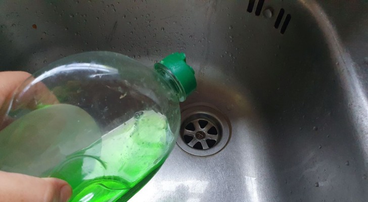 Wie man Geschirrspülmittel zum Lösen von Verstopfungen in Spülbecken verwendet