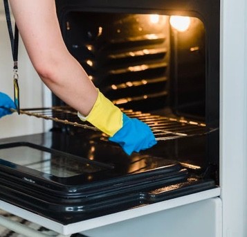 De truc om het dubbele glas van de oven schoon te maken