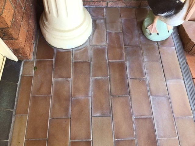 Come eliminare le tracce lasciate dai vasi sui pavimenti esterni