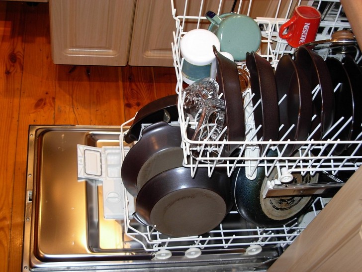 Ce qu'il ne faudrait jamais mettre eu lave-vaisselle et pourquoi