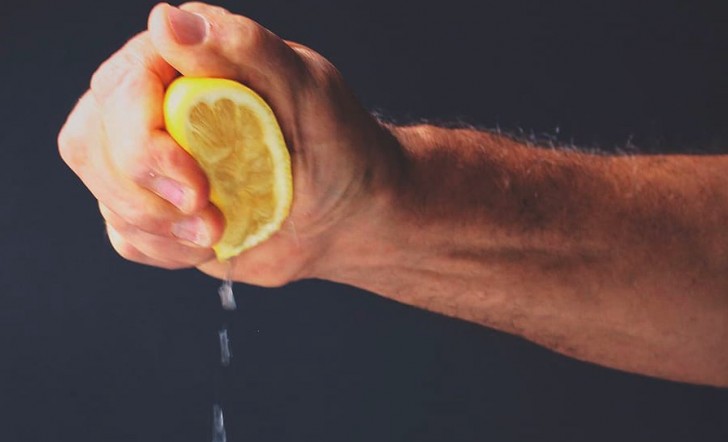 Il rimedio della nonna: il succo di limone