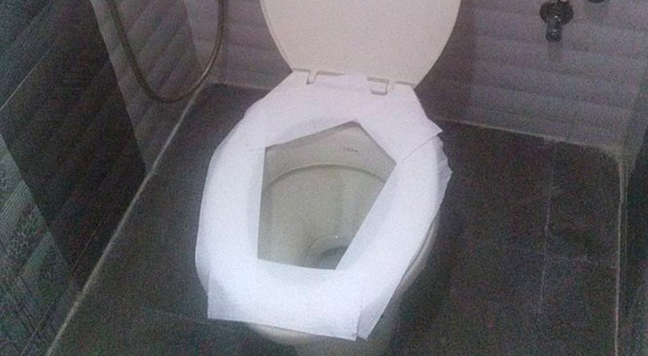 Le stratagème du papier toilette sur les WC