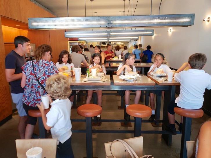 Come fare per evitare che i nostri figli disturbino gli altri clienti del ristorante?