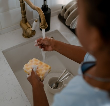 Here are the foods that should not come into contact with kitchen sponges