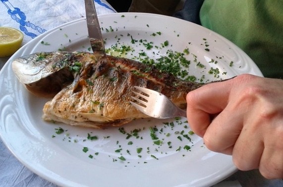 Manger du poisson, mais avaler une épine