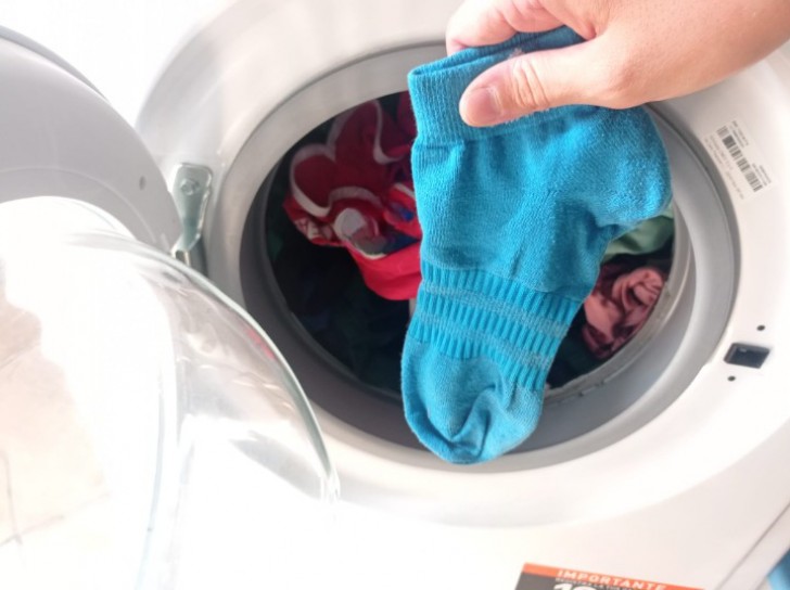 Perché i calzini escono spaiati dalla lavatrice?
