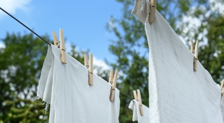 Dimentica la candeggina con questi prodotti ecologici: il tuo bucato sarà perfettamente bianco