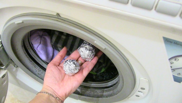 Voici comment utiliser du papier d'aluminium dans la machine à laver pour rendre votre linge super doux