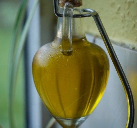 La vue et l'odorat sont essentiels pour déterminer si l'huile est périmée