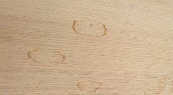Wie man kreisförmige Wasserflecken auf Holzoberflächen verhindert