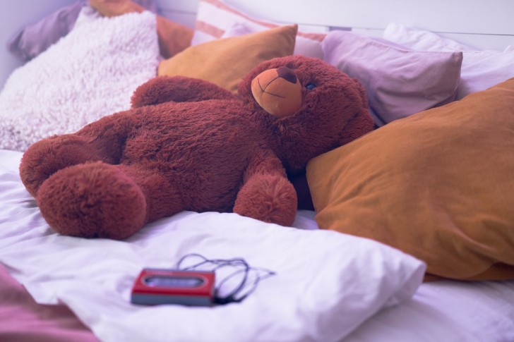 De nombreux adultes dorment encore en serrant une peluche dans leurs bras : le sondage