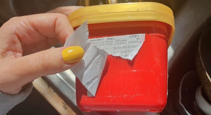 Hoe verwijder je stickers van plastic