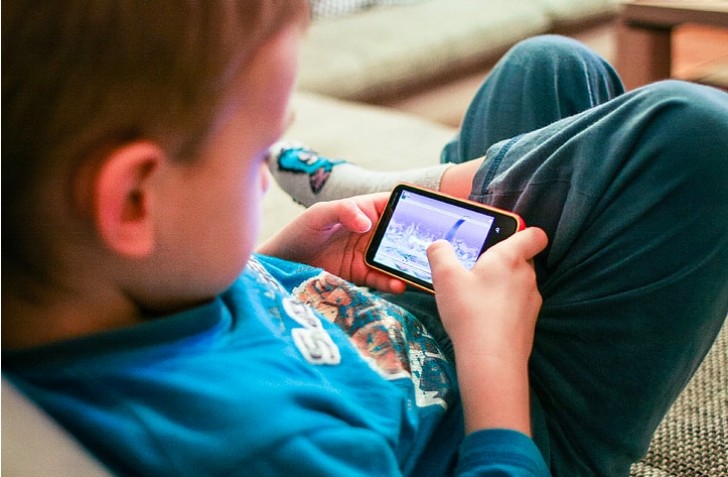 Wie man die Zeit, die Kinder mit ihren Handys verbringen, reduzieren kann