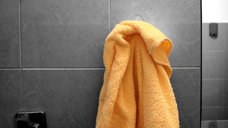 Waarom ruiken handdoeken en badjassen ondanks het wassen soms onaangenaam?