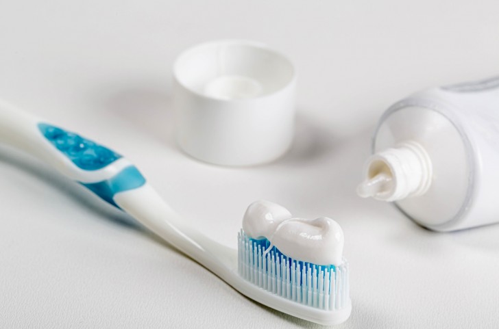 Usi alternativi del dentifricio: per la tua cura personale