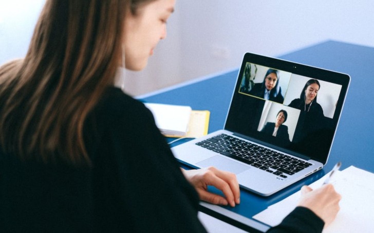 Hoe je ruimtes definieert om er professioneel uit te zien tijdens videogesprekken