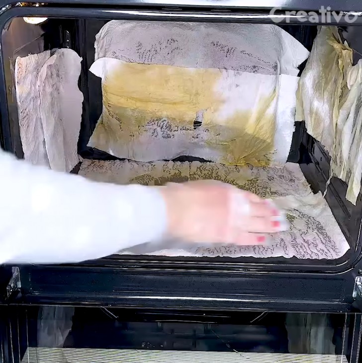 De truc om de oven moeizaam schoon te maken: keukenpapier