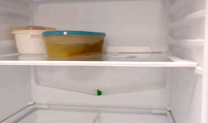 Varför bildas vatten i kylskåpet?