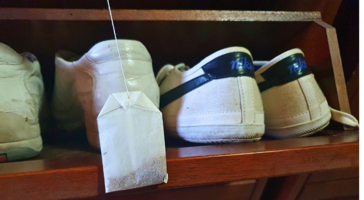 Faites disparaître les mauvaises odeurs des meubles à chaussures avec le thé ou le café