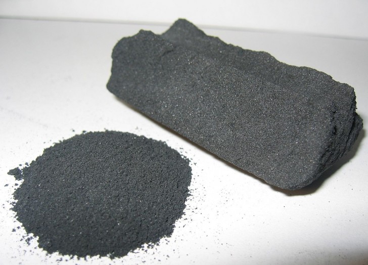 Un autre remède naturel pour éliminer les mauvaises odeurs du meuble à chaussures : le charbon actif