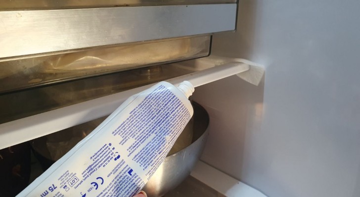Tandpasta gebruiken om vlekken uit de koelkast te verwijderen