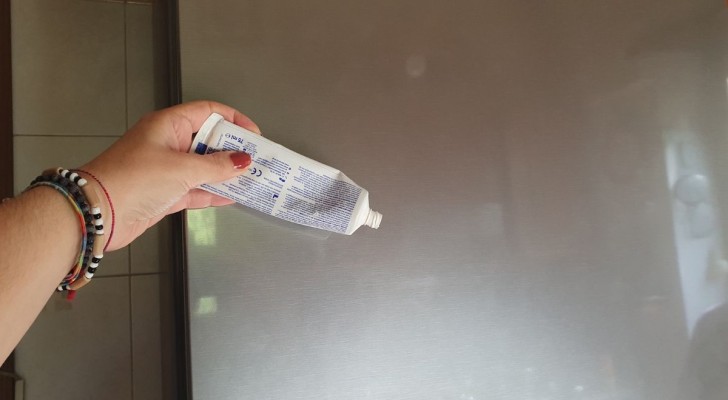 Tandpasta komt ook bij andere plekken in de koelkast van pas