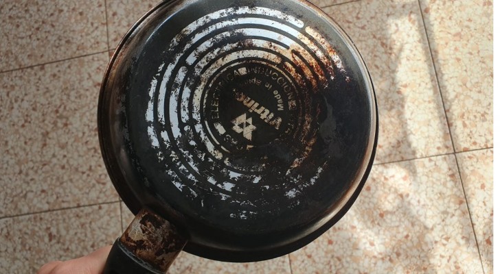 De verbrande onderkant van koekenpannen: hoe ze te herstellen