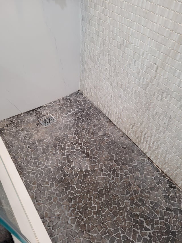 Pulire il pavimento di una doccia in pietra naturale