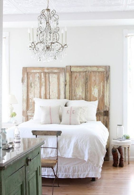 Gamla dörrar som sänggavlar: den perfekta touchen för rustika rum