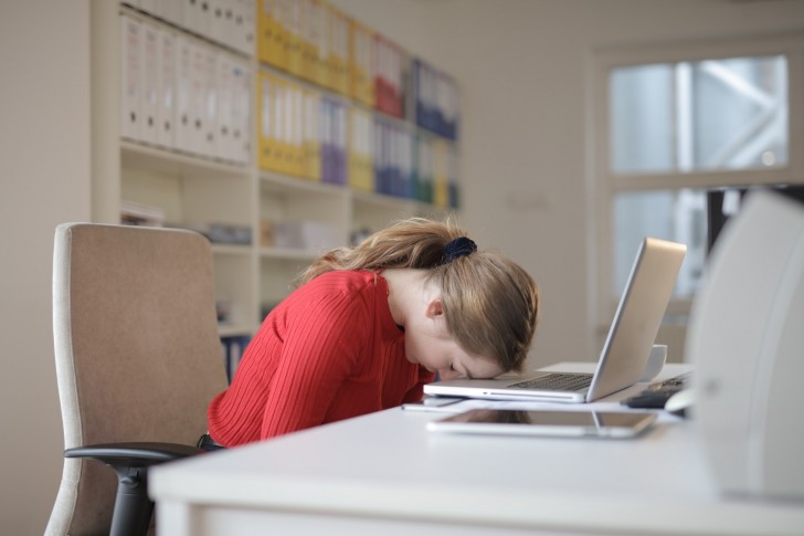 Pourquoi ressentons-nous le besoin de dormir après le déjeuner ? Les autres facteurs