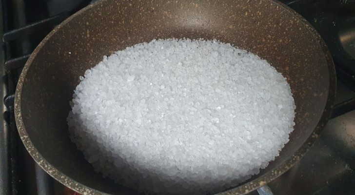 Il rimedio del sale per le padelle antiaderenti
