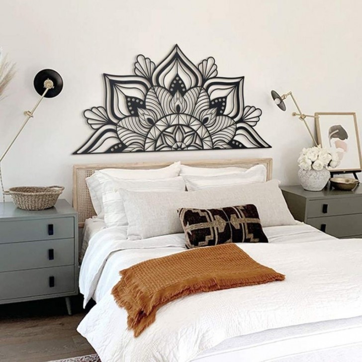 Mandala om de muur achter het bed te versieren