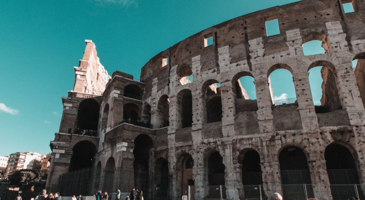 Varför är Colosseum full av hål?