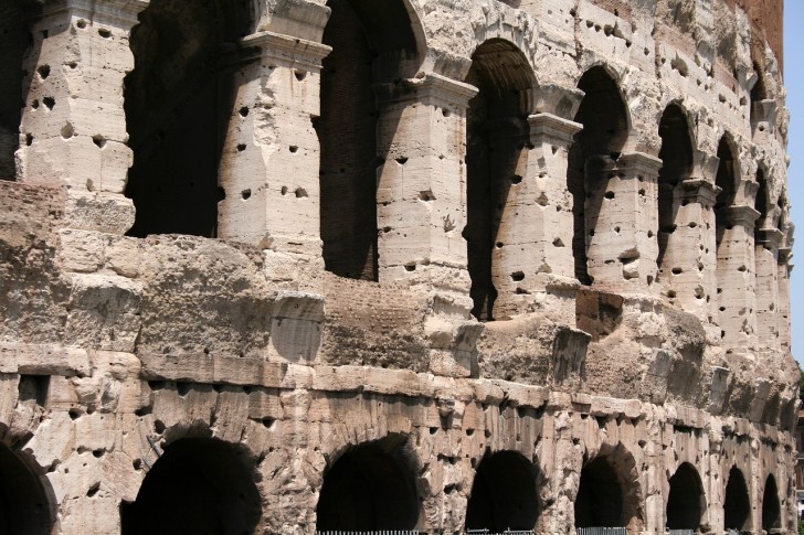 Non solo fori: le altre curiosità sul Colosseo che devi conoscere