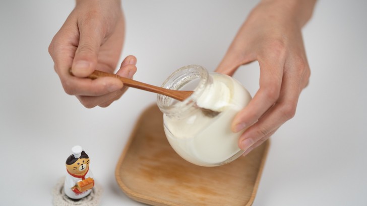 Den vattniga vätskan på yoghurtens yta: detta är vad det är och varför det finns