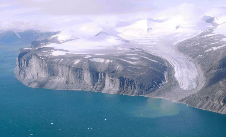 Baffineiland, waar waarschijnlijke heliumlekken uit de kern van de aarde werden gevonden