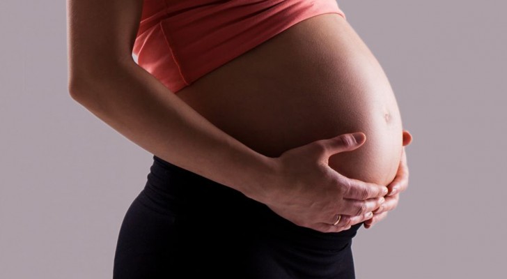 Finns det en rätt tidpunkt att meddela en graviditet och rekommenderas det att vänta till tredje månaden?