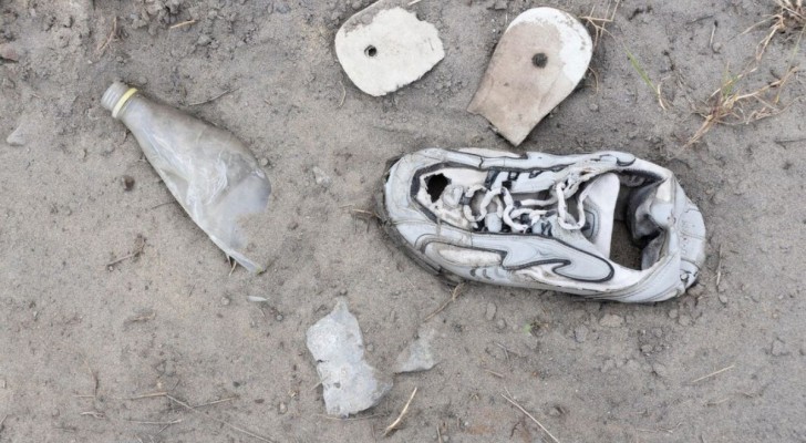 Scarpe abbandonate in strada: le teorie più strane