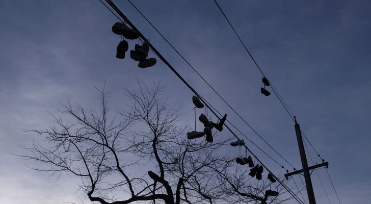 Il mistero delle scarpe sospese sui cavi elettrici: cosa vogliono dire?