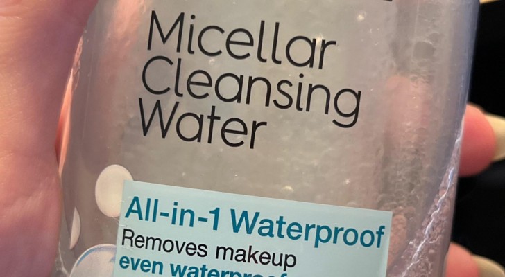 Micellärvatten, den kosmetiska produkten för att rengöra ansiktet från smink