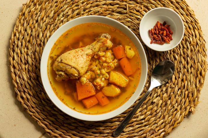 Le bouillon de poulet contre le rhume : une tradition séculaire