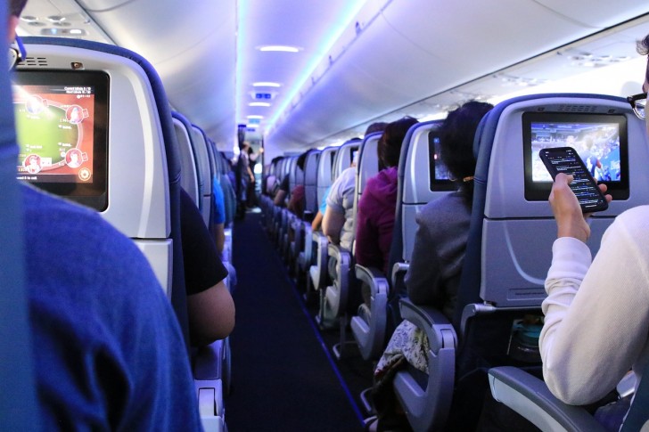 Les sièges d'avion sont presque toujours bleus : pourquoi ?