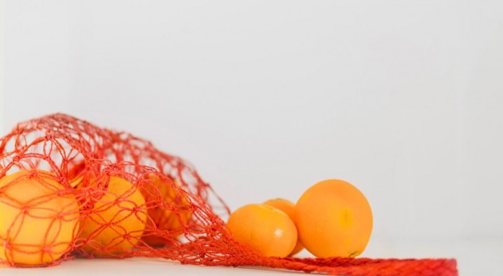 Een bijzonder geval: waarom worden sinaasappelen verkocht in rode netjes?