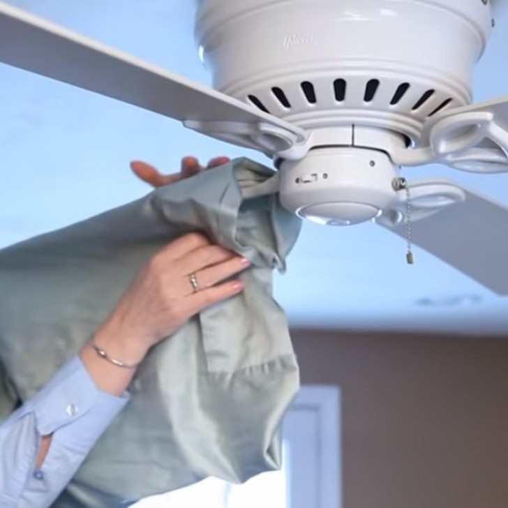 3. Nettoyer le ventilateur de plafond avec une housse de coussin