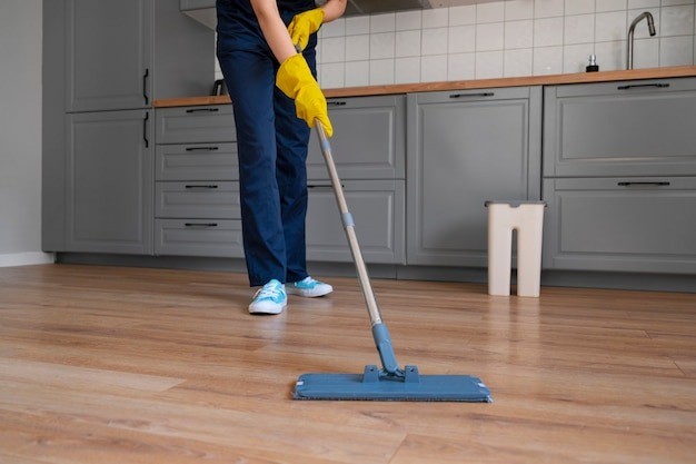 Come pulire i pavimenti in legno e in laminato