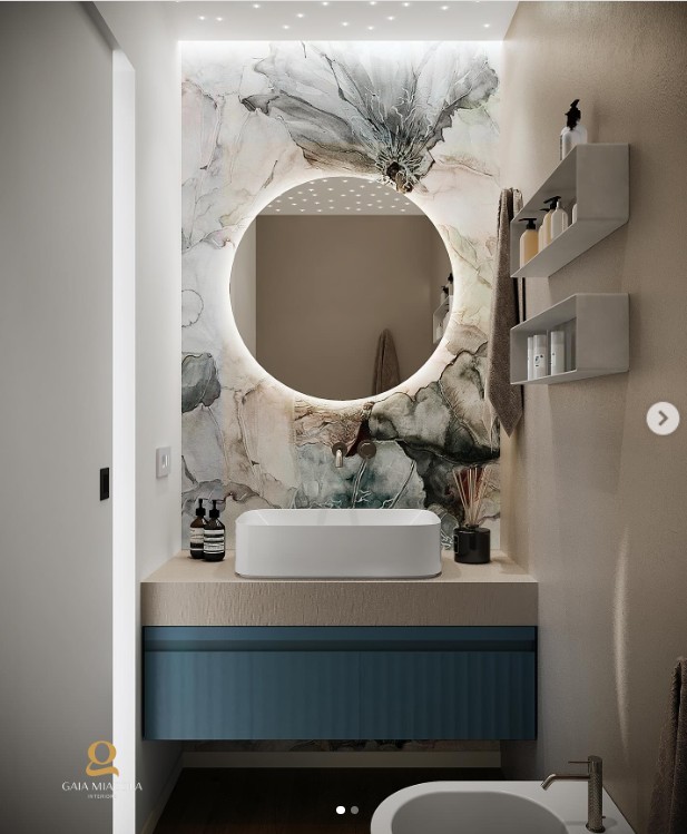 Ook met een kleine badkamer kun je originele kleuren en behang gebruiken